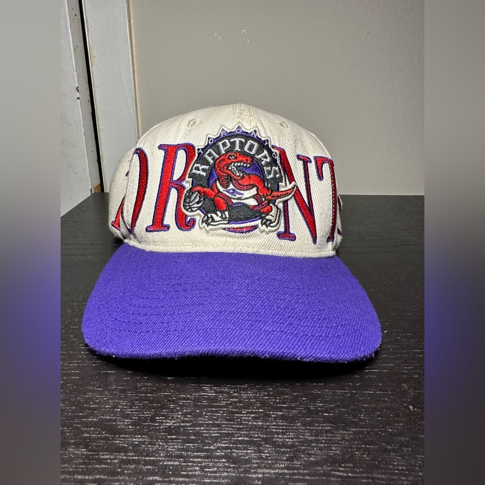 MITCHELL & NESS X TORONTO RAPTORS - SNAPBACK - HAT - BEIGE, PURPLE & RED
